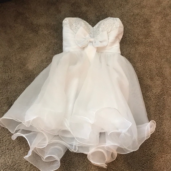 White party dress - Picture 1 of 1